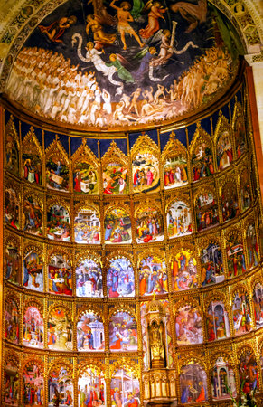 Ancient Apse House Old Salamanca Cathedral Castile Spain. 52 tablets completed in 1400s, 12 of which by Diego Delli, Italian artist, celebrating life of Jesus and Mary with fresco of final judgment above them.  Old Salamanca Cathedral next to the new Salaのeditorial素材
