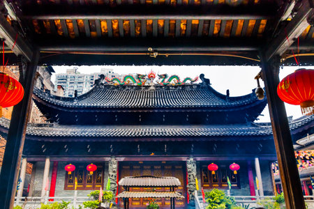 Entrance Tianwang Hall Gate Red Lanterns Temple of Six Banyan Tree Buddhist Temple Guangzhou City Guangdong Province China.  Temple built in 537, given its name in the Song Dynasty Red Lanterns Say luck on them.のeditorial素材