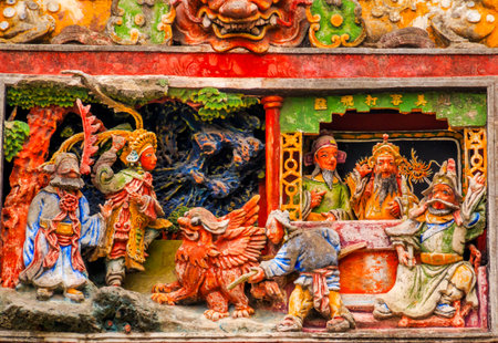 Ceramic Figures Statues Dragons Chen Ancestral Taoist Temple Guangzhou City Guangdong Province China.  Most famous Taoist Ancestral temple in Guangzhou City, Guangdong Province, China.  Temple built in the Qing Dynasty in 1894.  Now known as Museum of Folのeditorial素材
