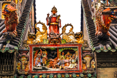 Ceramic Figures Statues Dragons Chen Ancestral Taoist Temple Guangzhou City Guangdong Province China.  Most famous Taoist Ancestral temple in Guangzhou City, Guangdong Province, China.  Temple built in the Qing Dynasty in 1894.  Now known as Museum of Folのeditorial素材