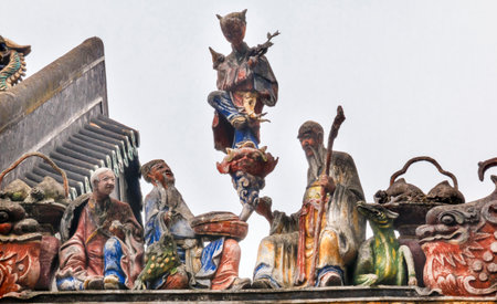 Ceramic Figures Statues Dragons Chen Ancestral Taoist Temple Guangzhou City Guangdong Province China.  Most famous Taoist Ancestral temple in Guangzhou City, Guangdong Province, China.  Temple built in the Qing Dynasty in 1894.  Now known as Museum of Folのeditorial素材
