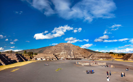Avenue of Dead Temple of Moon Pyramid Teotihuacan Mexico City Mexicoのeditorial素材