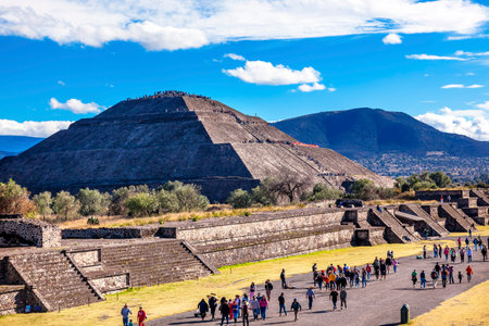 Avenue of Dead and Sun Pyramid, Temple of Sun Teotihuacan, Mexicoのeditorial素材