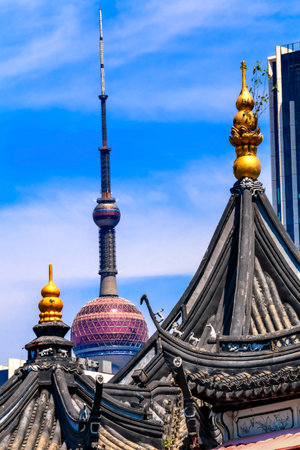 Shanghai TV Towe from Yuyuan Garden, Old Town, Shanghai Chinaのeditorial素材