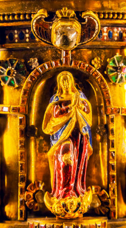 Jeweled Jesus Mezquita Cordoba Spain.  Created in 785 as a Mosque, was converted to a Cathedral in the 1500.  850 Columns and Archesのeditorial素材