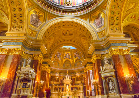 Altar Basilica Arch Saint Stephens Cathedral Budapest Hungary.  Saint Stephens named after King Stephens who brought Christianity to Hungary.  Cathedral built in the 1800s and consecrated in 1905.のeditorial素材