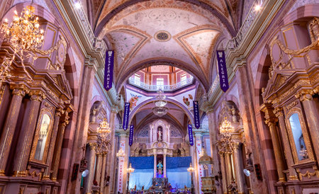 Christmas Arches, Parroquia Cathedral Dolores Hidalgo Mexico. Where Father Miguel Hidalgo made his Grito de Dolers starting the 1810 War of Independence in Mexico.  Cathedral built in the 1700s.  Signs say Christmas and Christian sayings such as Advent Loのeditorial素材