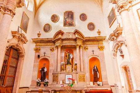 Jesus Monk Priest Nun Statues Basilica Templo De La Compania Christmas Poinsettas Guanajuato Mexico.  Built by the Jesuits between 1746 to 1765.のeditorial素材