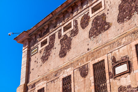 Allende Window Alhondiga de Granaditas Guanajuato Mexico.  Granary was site of important battle in 1810 Mexican War of Independence.  General Ignacio Allende was on of the heroes.  Lost the war, executed and his head was exhibited from this corner of the のeditorial素材