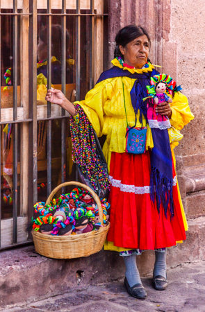 Indian Woman Peddler Souvenires Lupita Dolls Jardin Town Square San Miguel de Allende Mexico.のeditorial素材