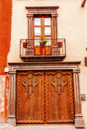 Window Facade Golden Brown Carved Decorations Ornate Wooden Door San Miguel de Allende Mexico
の写真素材