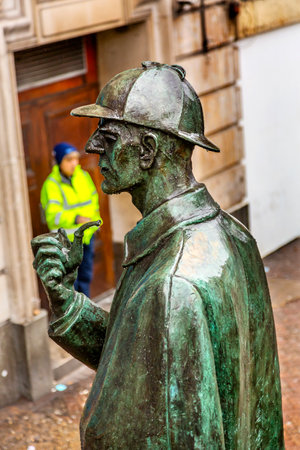 Sherlock Holmes Statue Baker Street Metro Subway Station London England.  Sculpted by John Doubleday and unveiled in 1999 outside Baker Street Subway Station.のeditorial素材