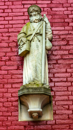 Ancient Dutch Statue Street Near Dam Square Amsterdam Holland Netherlands.のeditorial素材