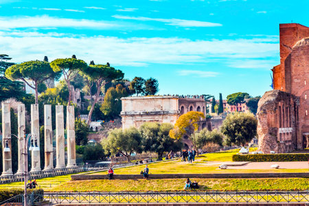 Walk To Roman Forum Columns Titus Arch Rome Italy.  Forum rebulit in 46 BC by Julius Ceasar. Forum Entrance next to Colossseumのeditorial素材