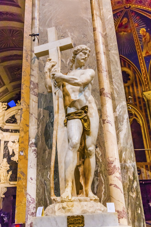 Michelangelo Christ Redeemer Statue Santa Maria Sopra Minerva Basilica Church Rome Italy. Built in the 1200s on a Temple to Minerva, home of Dominicans. Statie finished 1521の写真素材
