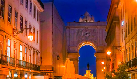 King Jose Statue Rua Augusta Walking Shopping Street Arch  Baixa Lisbon Portugal.  Arh created 1755 to commemorate city's reconstuctrion under1755 earthquake. Rue Augusta is main walking street in Lisbon.のeditorial素材