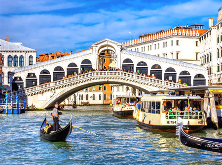 Colorful Rialto Bridge Public Ferries Vaporetto Ferry Docks Gondola Touirists Grand Canal Venice Italyのeditorial素材
