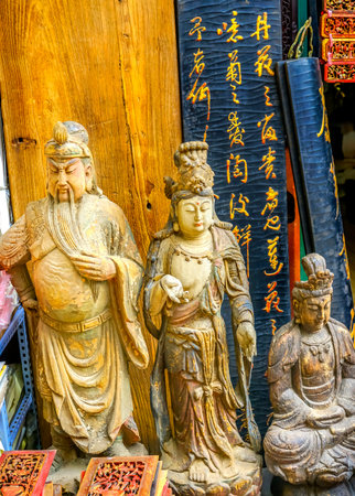 Chinese Replica Wooden Buddhas Guan Yu Calligraphy Decorations Panjuan Flea Market  Decorations Beijing China.  Panjuan Flea Curio market has many fakes, replicas and copies of older Chinese products, many ancient.  Caligrpahy are ancient Chinese sayings のeditorial素材