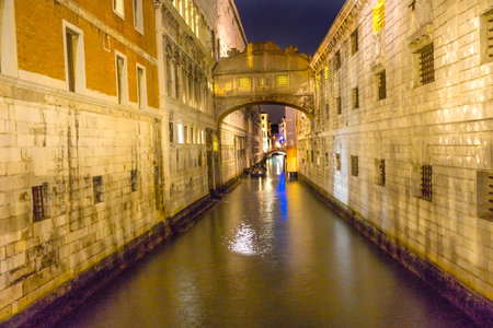 Bridge of Sighs Night Colorful Small Canal Buildings Reflections Venice Italy.  Bridge between Doge's Palace and Prisonのeditorial素材