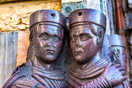 Four Tetrachs Purple Statue Corner Saint Mark's Basilica Venice Italy.  Church created 1063 AD Tetrarchs statue is made from purple porphry stone from Constantinople in 1204.  Four Tetrarchs were four rulers of Roman Empire under Diocletianのeditorial素材