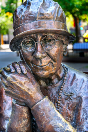 Louise Mckinney Famous Five Women Valiant Five Calgary Alberta Canada.  Sculpture created by Barbara Paterson in 1999. Five Women Plaintiffs in lawsuit to make women persons under Canadian Law.  Mckinney first woman in Canadian legislature.のeditorial素材