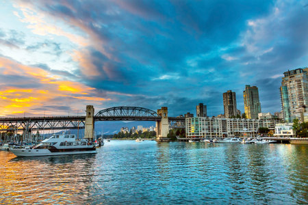 Granville Island Sunset Burrard Street Bridge Yachts Apartment Buildings Vancouver British Columbia Canadaのeditorial素材