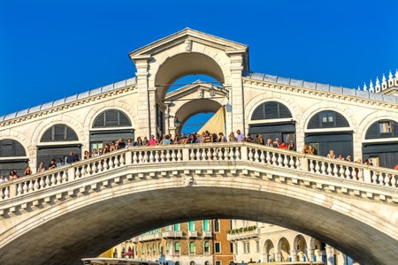 Rialto Bridge Colorful Grand Canal Touirists Travlers Grand Canal Venice Italyのeditorial素材