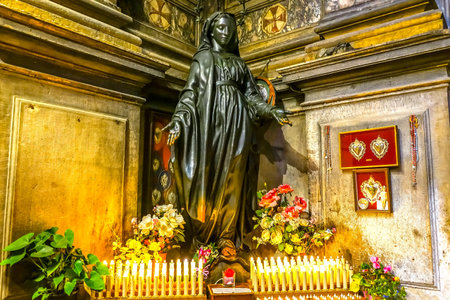 Saint Mary Statue Candles Sainta Maria di Nazareth Church Basilica Fresoes Alltar Venice Italy. Church and paitings from 1600s.  Also called Church of the Scalzi.のeditorial素材