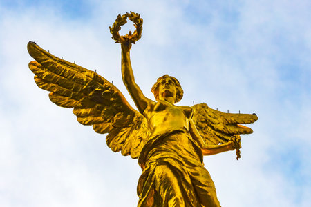 Golden Angel Independence Monument Under Sun Mexico City Mexico. Built in 1910 celebrating war in early 1800s leading to Independence 1821のeditorial素材