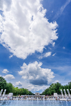 Fountain World War II Memorial National Mall Washington DC.  Memorial was dedicated 2004.のeditorial素材