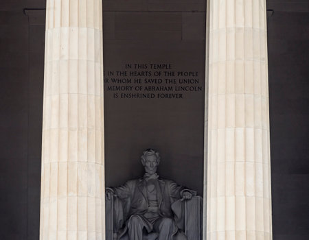 Tall White Columns Abraham Lincoln Statue Memorial Monument Washington DC. Dedicated 1922, statue by Daniel Frenchのeditorial素材