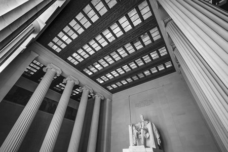 Tall Columns Abraham Lincoln Statue Memorial Monument Washington DC. Dedicated 1922, statue by Daniel French. Black and Whiteのeditorial素材