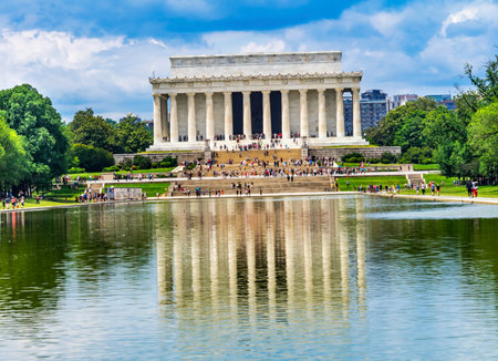 Reflecting Pool Reflection Abraham Lincoln Statue Memorial Columns Monument Washington DC. Dedicated 1922, statue by Daniel Frenchのeditorial素材
