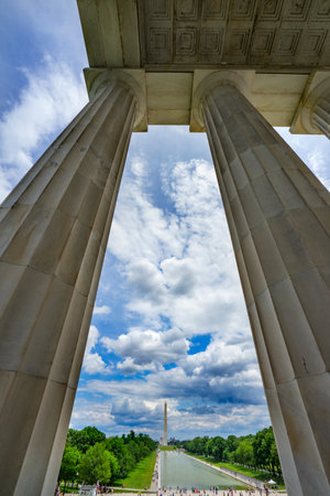Tall White Columns Washington Monument Capitol Hill Lincoln Memorial Washington DC. Dedicated 1922のeditorial素材