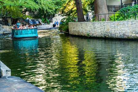 Tour Boats Sidewalks Tourists Waterfall Reflection River Walk San Antonio Texas. 15 Mile River Walk created in the 1960s to deal with flood problem.のeditorial素材