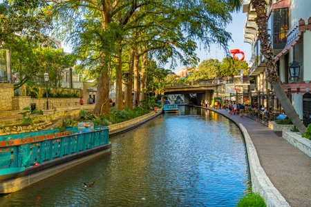 Tour Boats Sidewalks Tourists Reflection River Walk San Antonio Texas. 15 Mile River Walk created in the 1960s to deal with flood problem.のeditorial素材