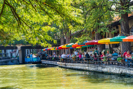 Restaurants Sidewalks Tourists Boat Reflection River Walk San Antonio Texas. 15 Mile River Walk created in the 1960s to deal with flood problem.のeditorial素材