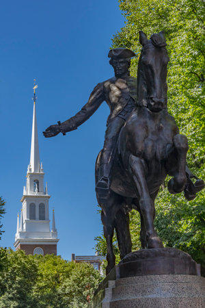 Paul Revere Statue Old North Church Freedom Trail Boston Massachusetts. Church in 1775  put up lanterns to warn Paul Revere before Battle of Lexington. Statue installed in 1940 by Cyrus Dallin, who died 1944のeditorial素材