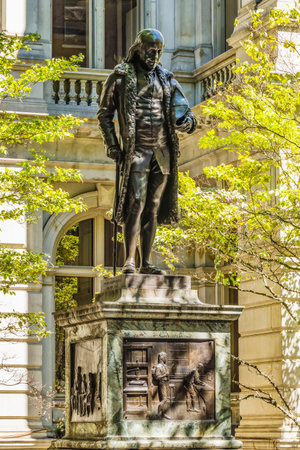Benjamin Franklin Statue Boston Massachusetts. Front of the Boston Latin School founded 1635 one oldest US schools Franklin student. Statue created 1865 by Richard Greenoughのeditorial素材