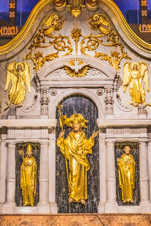Golden Jesus Saint Peter Statues Angels Altar Cathedral of Saint Augustine Saint Augustine Florida.  Founded in 1565 Oldest church in USのeditorial素材