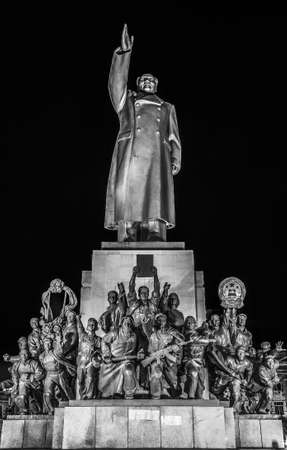 Black White Mao Statue Heroes Zhongshan Square Shenyang Liaoning Province China Night Lights Statue built 1969 in Cultural Revolutionのeditorial素材