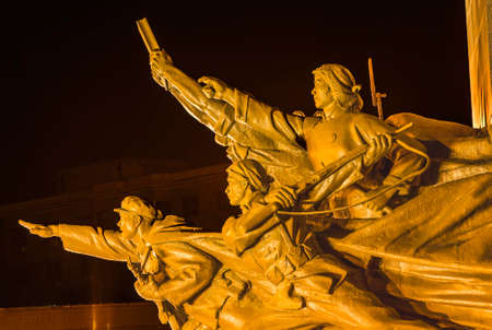 Mao Zedong Statue Heroes Zhongshan Square Shenyang Liaoning Province China Night Built 1969 during Cultural Revolution Hero holding copy of Mao Zedong Thoughtのeditorial素材