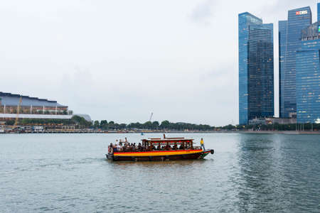 Singapore River Boat Tour In Singapore Central Business District, Singapore, April 14 2018のeditorial素材