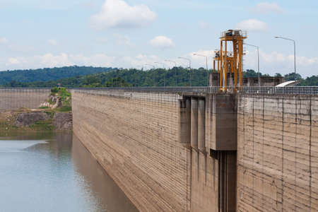 Cement dam with very low water level Until seeing signs of water level declines at the dam wall And there is a control station to open the water. Drought from lack of water in agriculture.Khun Dan Prakan Chon Dam, à¸à¹à¸à¸£à¸ªà¸à¸·à¸.の写真素材
