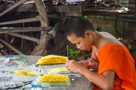 UBONTACHATANI,THAILAND-13 JULY :   Unidentified Man carving the big candle   for show in candle festival on July 13 at Ubonratchatani Thailandのeditorial素材