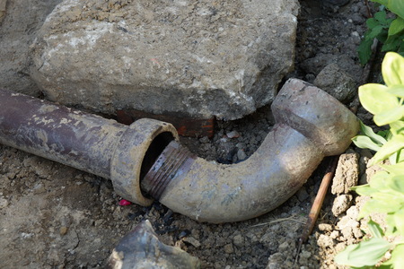 Rohr und Bogen aus Steinzeug / Pipe and bow made of stonewareの写真素材