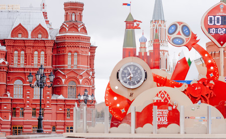 MOSCOW, RUSSIA - MAY 31, 2018: Watches, leading a countdown of time left before the start of the World Cup 2018 in Russia (Moscow, Manezhnaya Square). Kremlin and Manezh square with on background.のeditorial素材