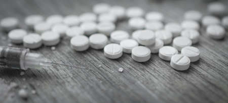 Aspirine pills close up on wooden tableの写真素材