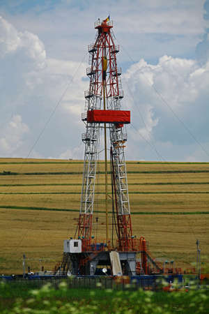 Color shot of a shale gas drilling rig on a field.のeditorial素材