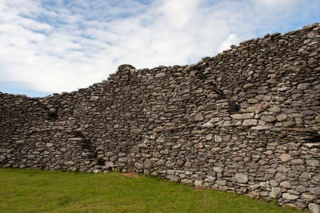 Staigue Fort is a ring fort in the south of the Iveragh Peninsula, which is surrounded by the \"Ring of Kerry\". It belongs in County Donegal to the bestrestaurierten. The circular wall is up to 5.5 m high and up to 4 m thick. The diameter of the plant isの写真素材